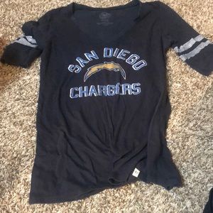 T-shirt/ chargers